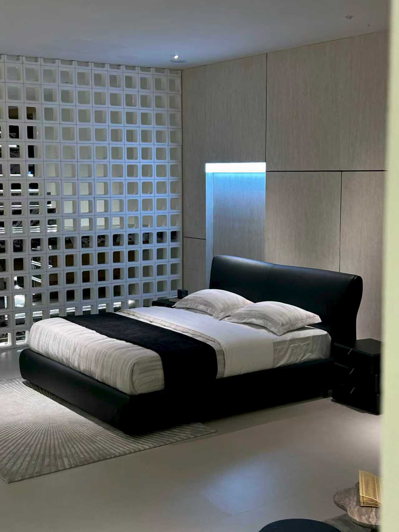 Heart‑Inspired Upholstered Bed - Image 3