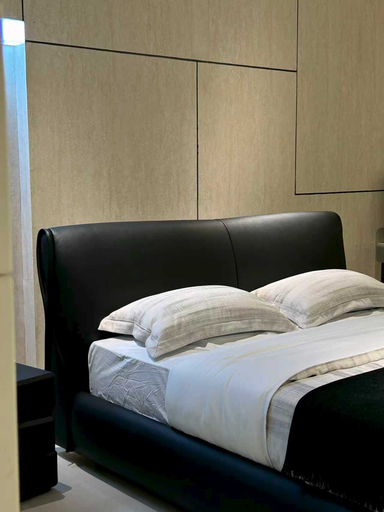 Heart‑Inspired Upholstered Bed - Image 4